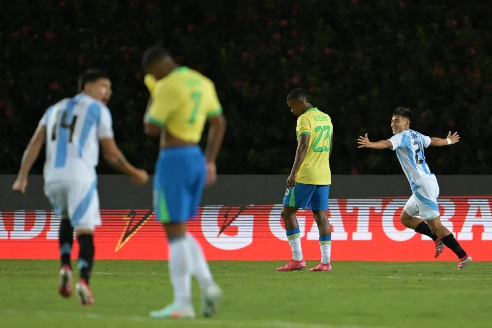 Da política ao futebol: Brasil sofre goleada histórica da Argentina no Sub-20