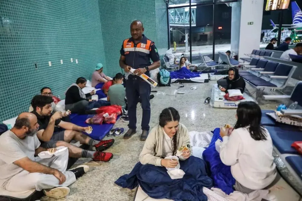Uso de algemas em deportados brasileiros ocorre há anos, mas ganha destaque apenas agora