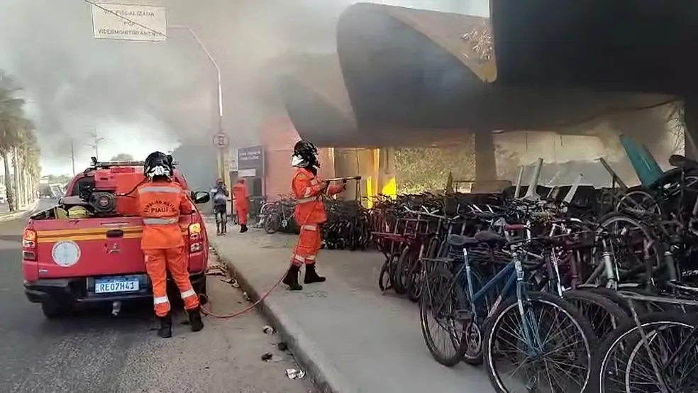 Fogo inicia na margem do Parnaíba e atinge o tradicional mercado do Troca-troca; veja vídeos