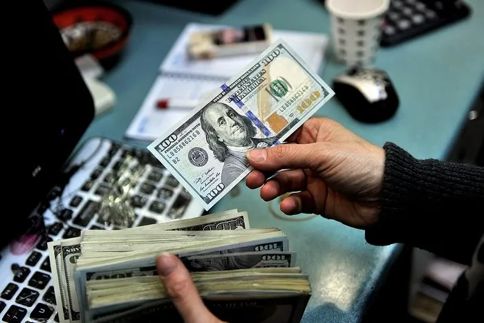 Dólar fecha em queda pela sétima vez seguida, a R$ 5,86, na contramão do cenário global