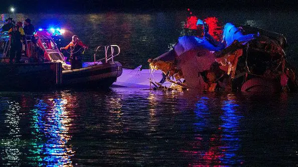 Colisão entre avião e helicóptero militar nos EUA deixa mortos; buscas seguem no Rio Potomac