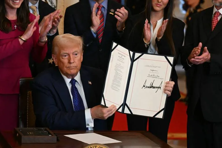Trump proíbe ensino de raça e gênero nas escolas com nova ordem executiva