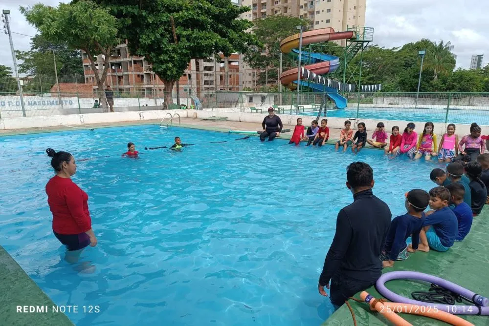 Pequenos Nadadores em Ação: Coragem e diversão nas águas do desafio mirim