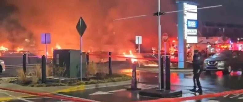 Tragédia na Filadélfia: avião cai em avenida movimentada e provoca destruição