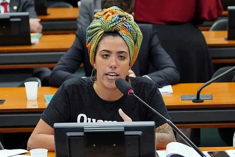 Deputada do PSOL propõe auxílio emergencial para deportados dos EUA