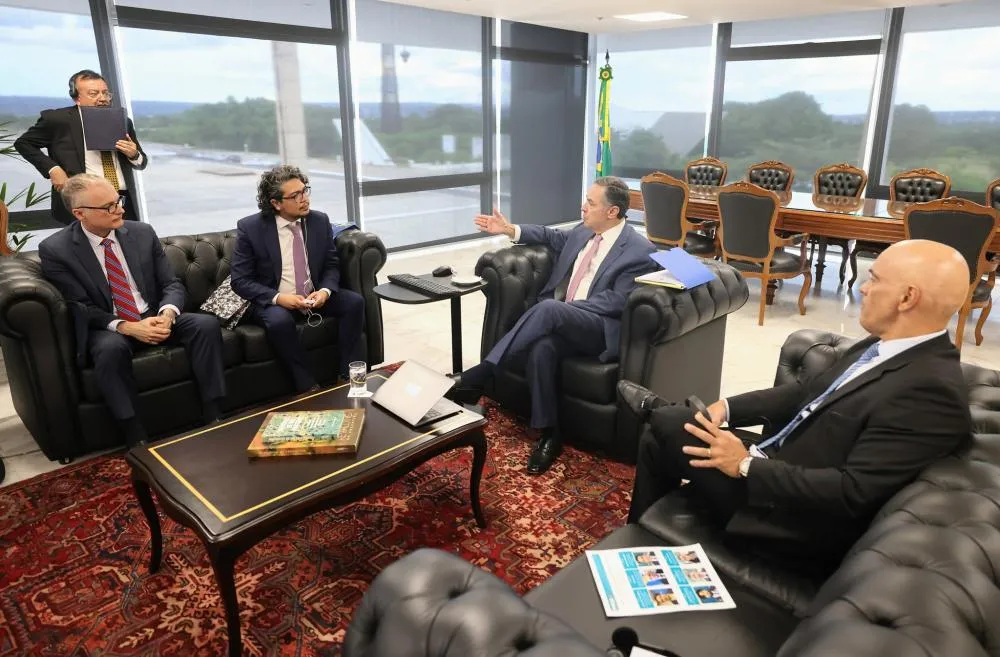 Barroso e Moraes defendem atuação do STF em reunião com relator da CIDH