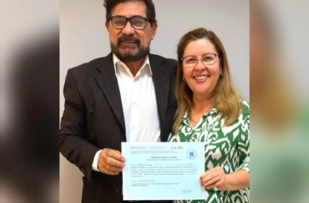 Cláudia Claudino recebe a Comenda Scriba Loquax por seu impacto na comunicação e no engajamento social