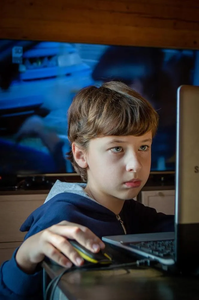 Uso da internet cresce entre crianças brasileiras de até 8 anos