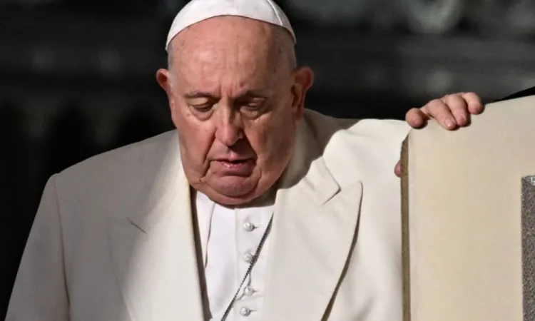 Papa Francisco enfrenta infecção polimicrobiana e segue internado sem previsão de alta