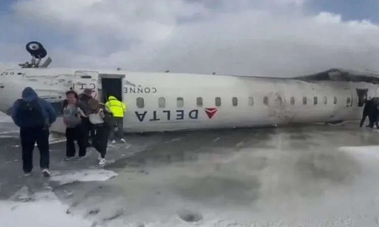 Avião da Delta pousa de ponta cabeça no Canadá e deixa 8 feridos