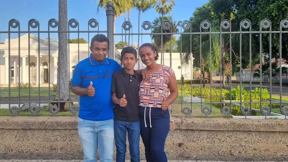 Menino que viralizou treinando salto com vara no quintal de casa tem viagem marcada para conhecer campeão olímpico