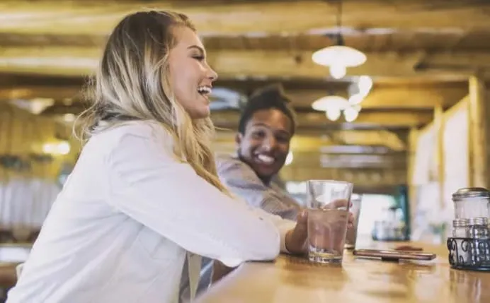 Jovens da Geração Z estão bebendo menos – e isso pode mudar o futuro do consumo de álcool