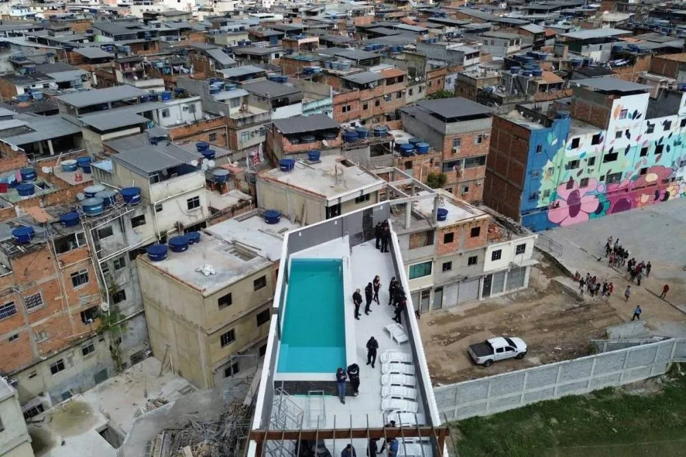 Fortalezas do crime: O império do narcotráfico nas favelas do Rio