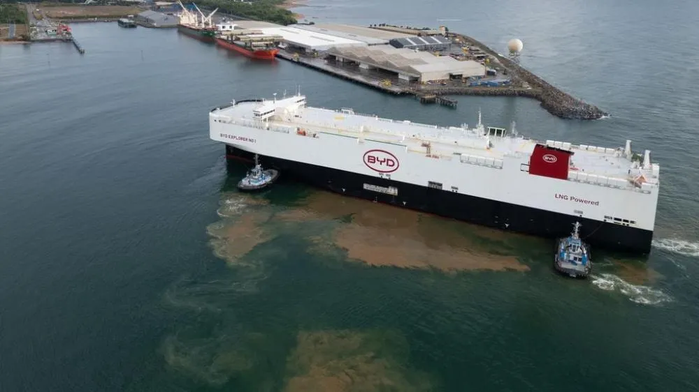Super-navio da BYD chega ao Brasil com mais de 5 mil carros elétricos