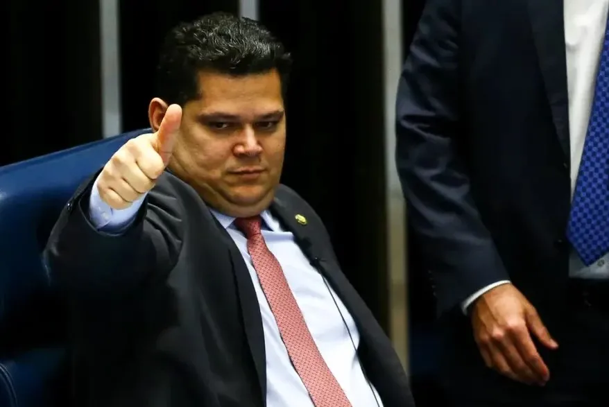 Alcolumbre concede pacote de benefícios no Senado em véspera de Carnaval