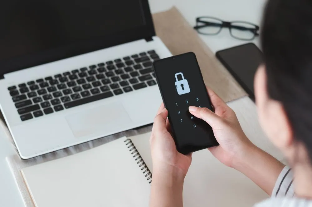 Governo solicita que Google e Apple adotem biometria para acesso ao e-mail.