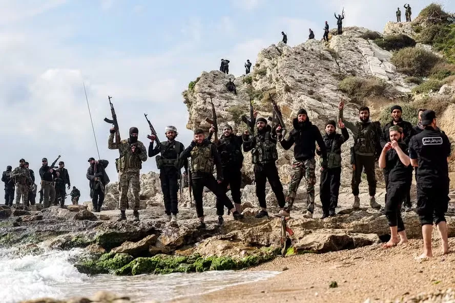 Massacre na Síria: mais de mil mortos em conflitos entre forças do governo interino e milicianos pró-Assad