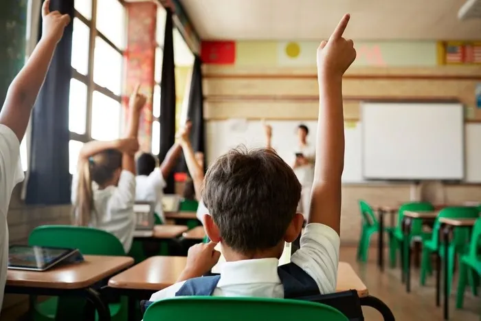 Ideb 2023: Apenas metade dos jovens pobres conclui o ensino médio, revelando um Brasil desigual