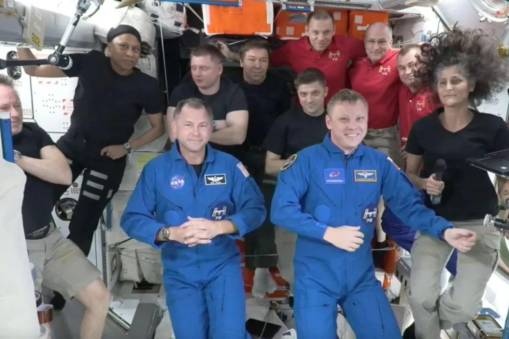 Cápsula da SpaceX chega à ISS para resgatar astronautas presos há nove meses