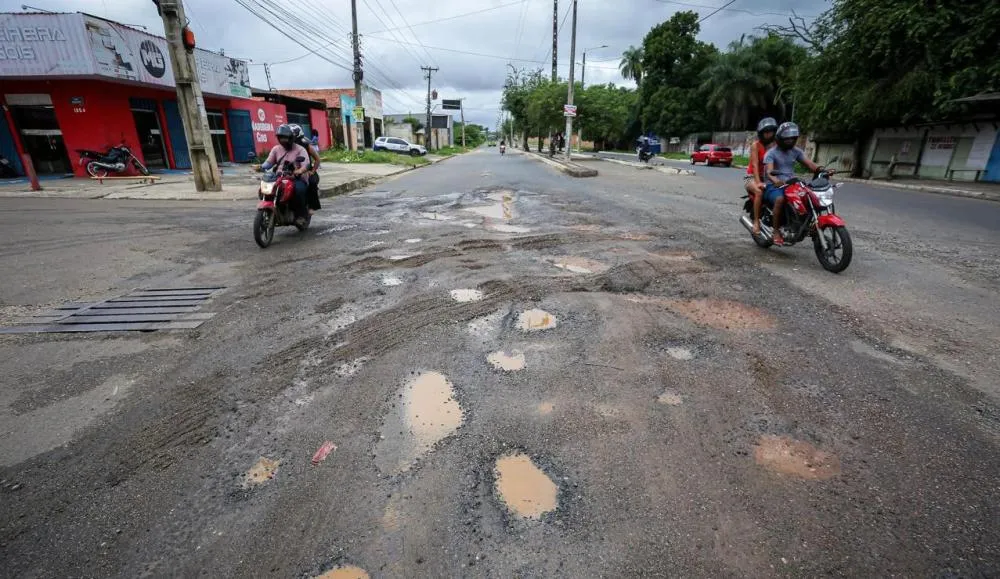 Buracos tomam conta das avenidas de Teresina e colocam motoristas em risco