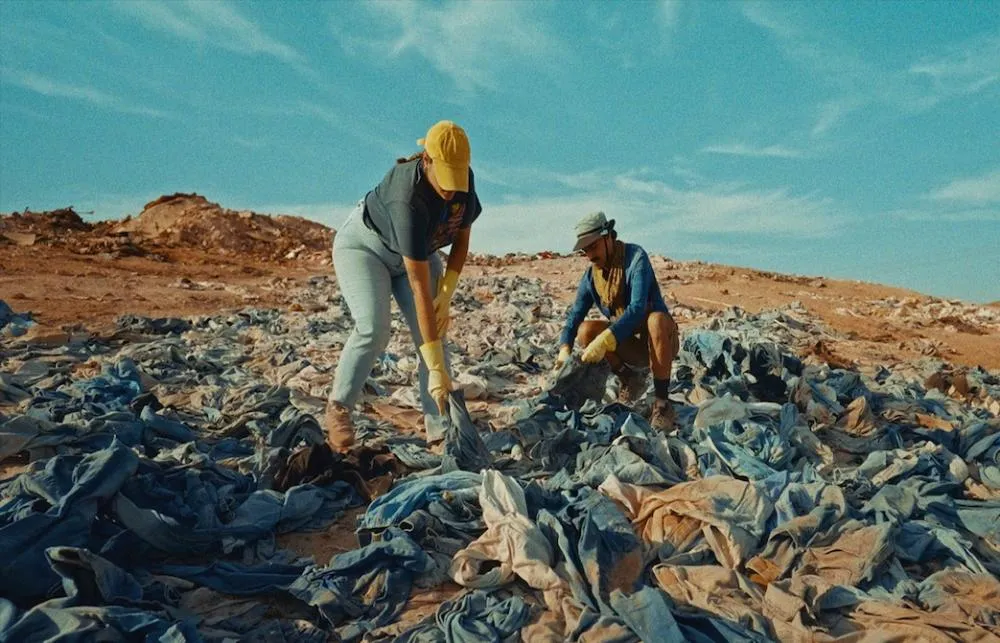 Roupas descartadas no Deserto do Atacama ganham nova vida com projeto social