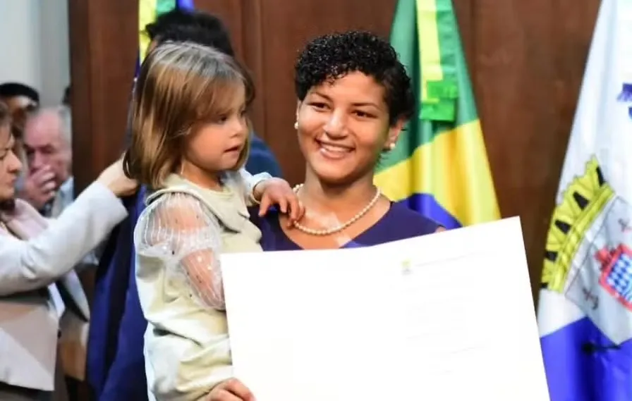 Sarah Menezes pede exoneração do cargo de secretária da SEMEL