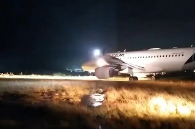 Avião da Latam sai da pista durante pouso em Santa Catarina; veja vídeo do momento