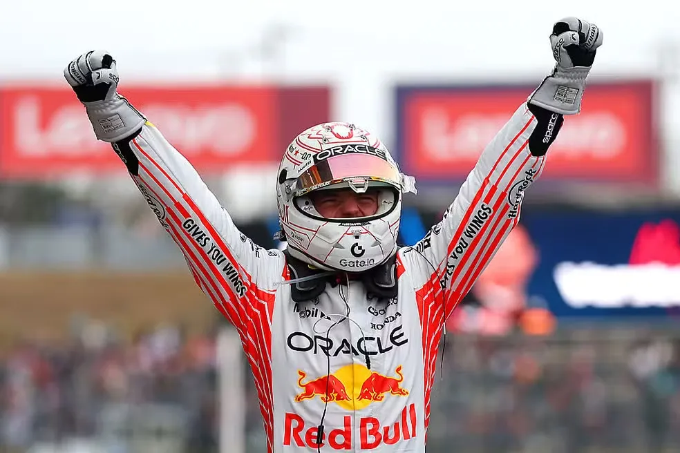 Verstappen vence o GP do Japão e se aproxima da liderança da temporada