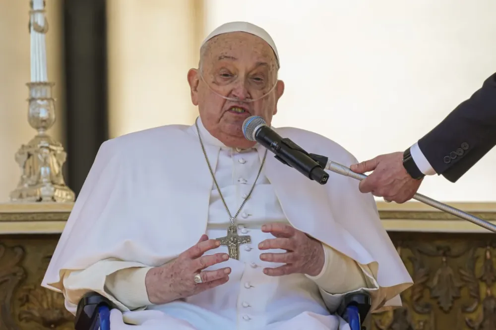 Papa Francisco reaparece em público após internação e diz sentir-se “frágil”