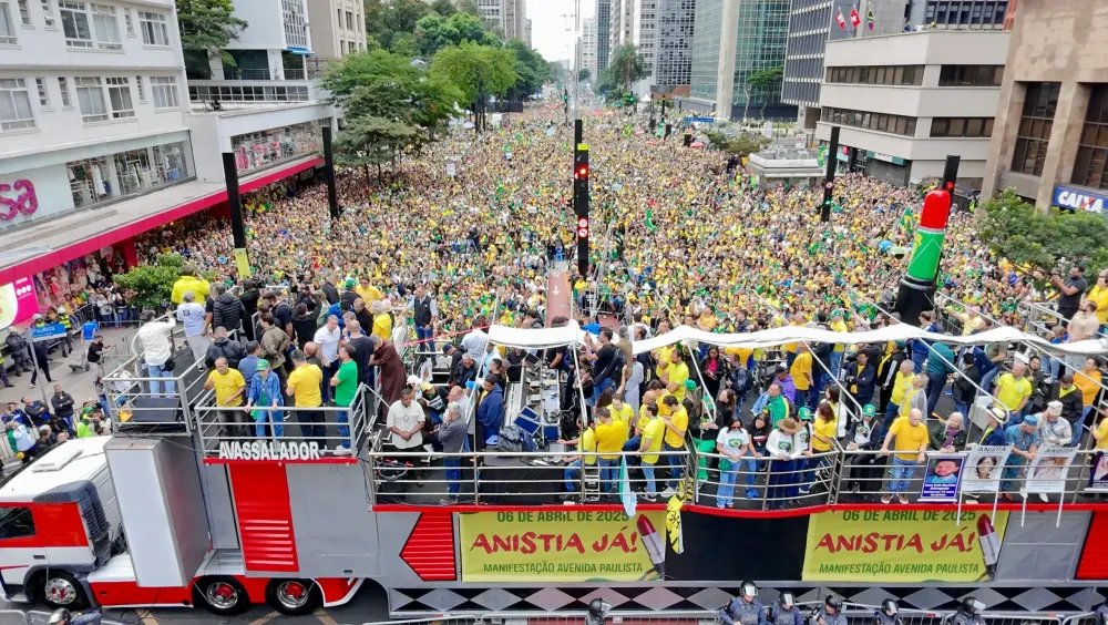 Multidão pede “Anistia Já!”