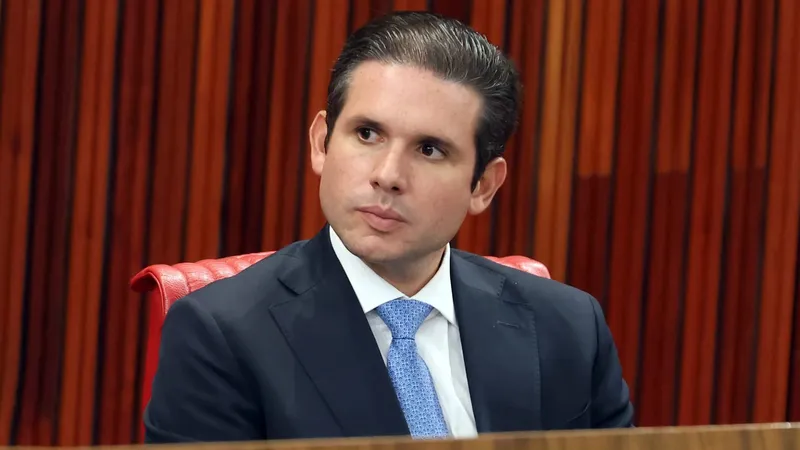 Hugo Motta resiste à pressão por urgência no “PL da Anistia” e alerta para crise institucional