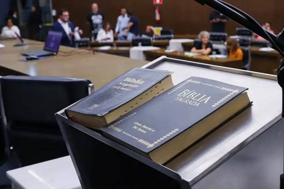 Câmara de BH aprova uso da Bíblia como material paradidático em escolas