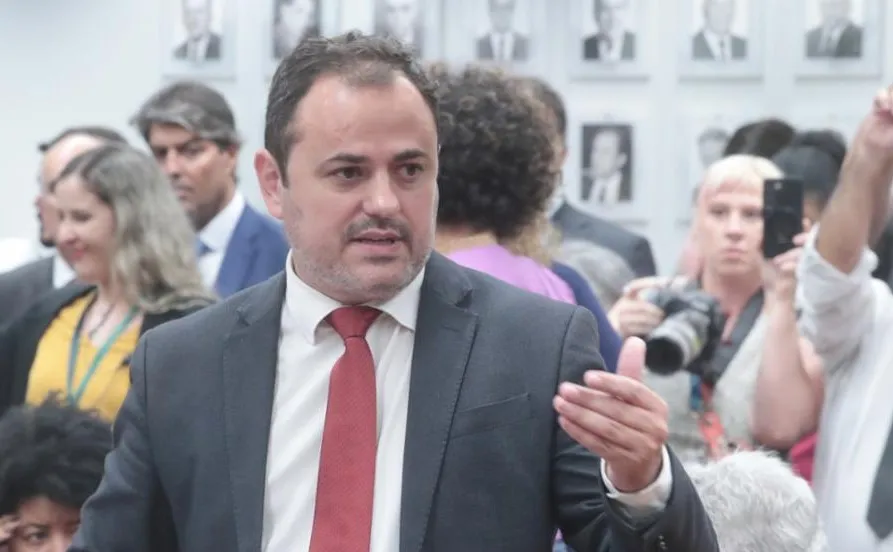 Conselho de Ética aprova cassação de Glauber Braga por agressão a militante do MBL
