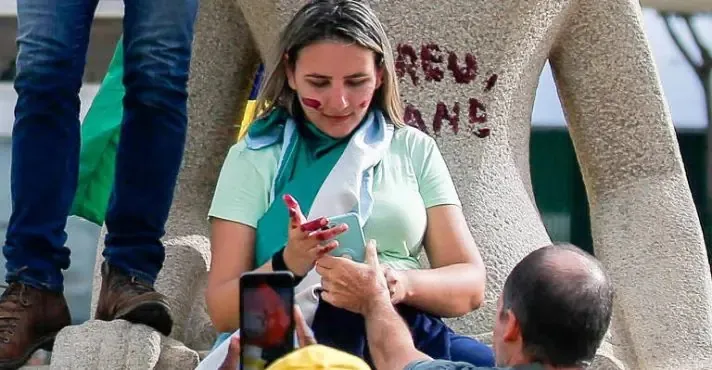 STF retoma julgamento de pichadora da estátua da Justiça: Débora pode ter pena reduzida