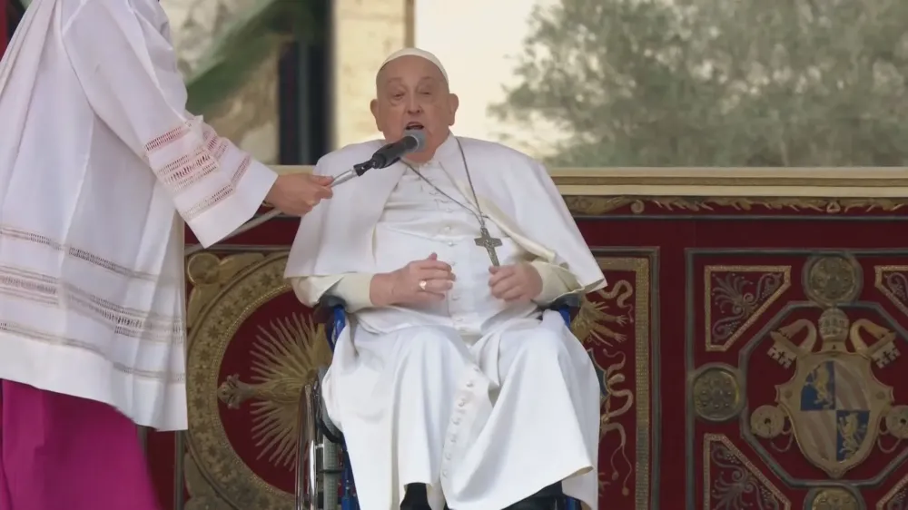 Papa Francisco surpreende fiéis ao participar das celebrações do Domingo de Ramos