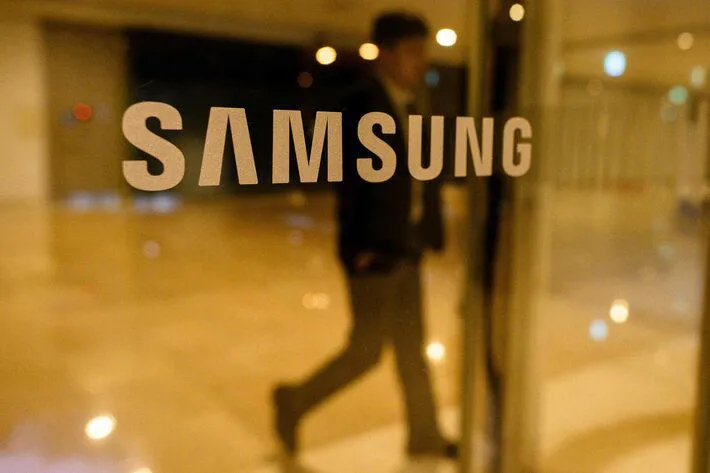 Samsung suspende atualização da One UI 7 após relatos de falhas graves