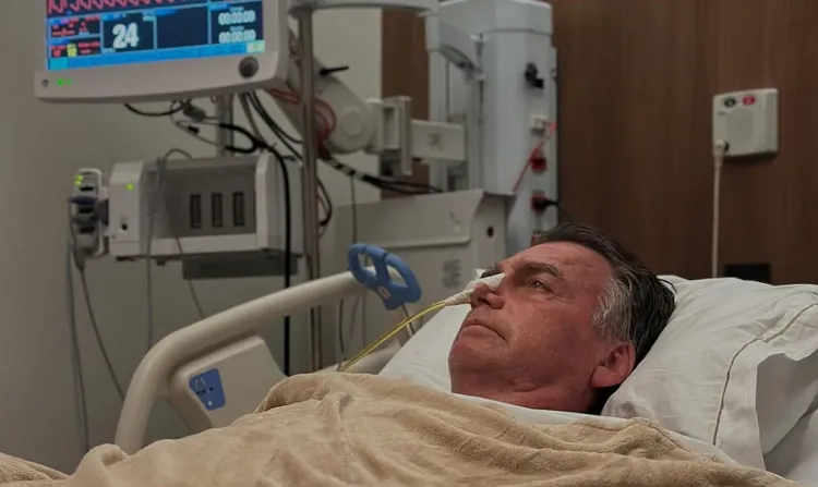 Bolsonaro segue internado após cirurgia e aparece caminhando com Michelle; confira vídeo