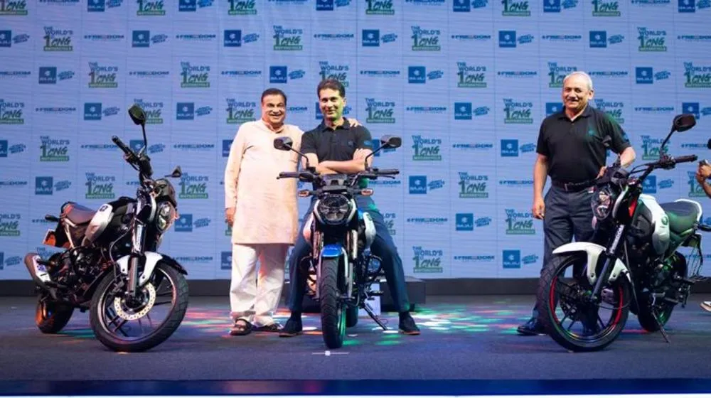 Bajaj lança a primeira moto movida a GNV: Uma revolução no consumo de combustível em tempos de crise energética