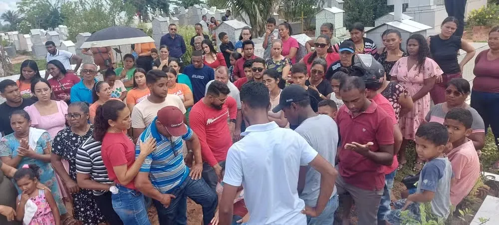 Dor, luto e revolta: Menino morto por ovo de Páscoa envenenado é sepultado em Imperatriz