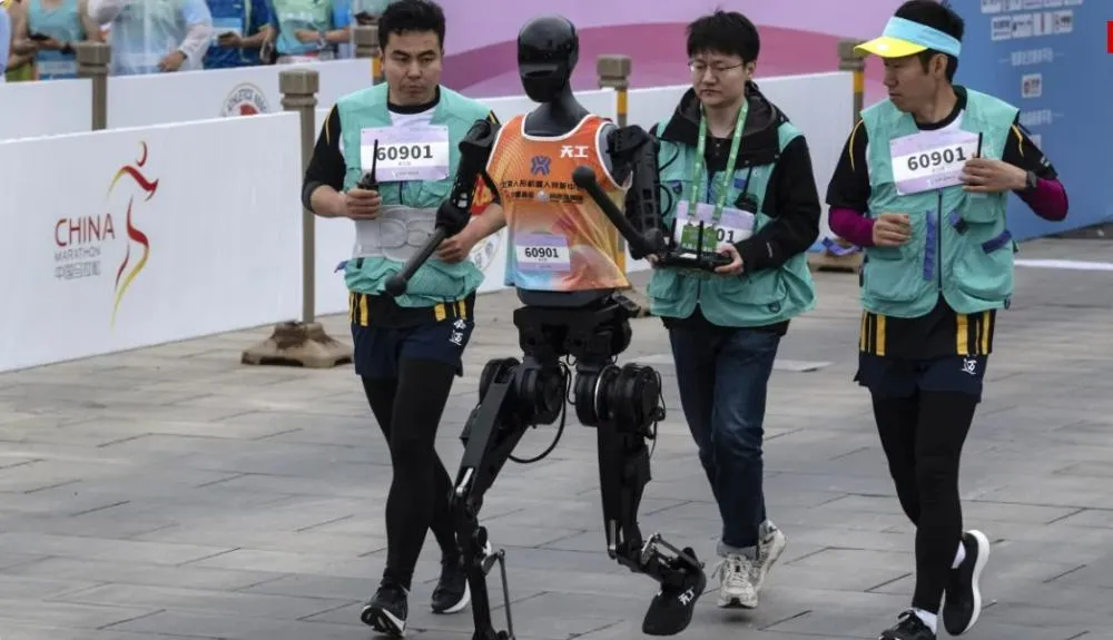 Maratona do futuro: Robôs humanoides correm com humanos e revelam os desafios da inteligência artificial