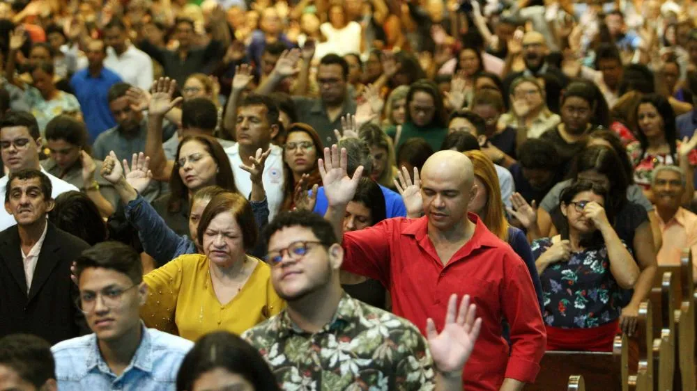 Avanço evangélico acelera e grupo pode se tornar maioria no Brasil até 2030