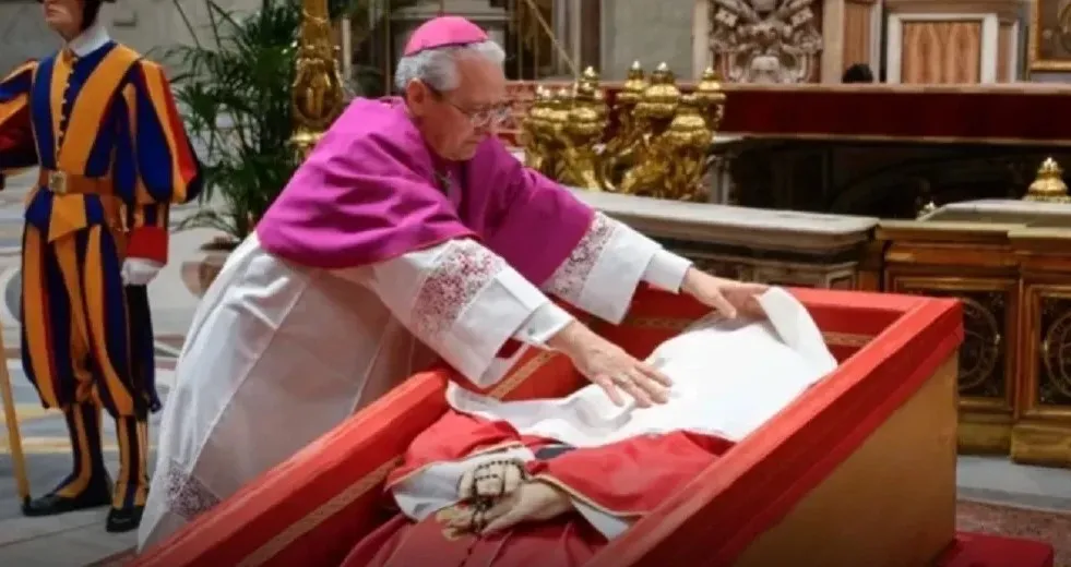 Veja como foi o selamento do caixão do Papa Francisco