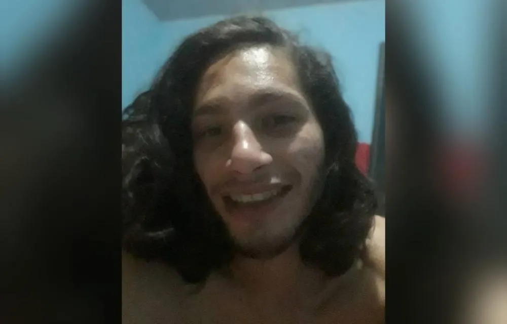 O escândalo do “chá de sêmen”: Professor de canto é preso após enganar alunas