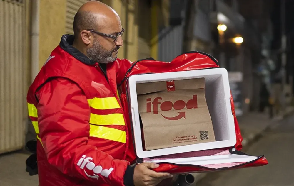iFood aumenta taxas mínimas para entregadores e amplia benefícios