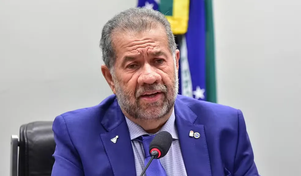 Carlos Lupi deixa o Ministério da Previdência após escândalo de corrupção no INSS