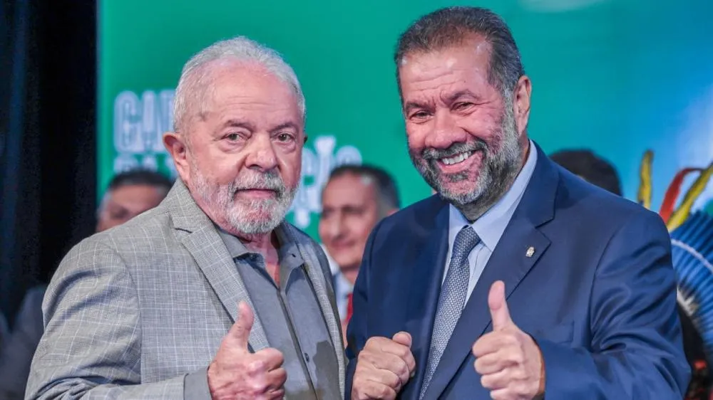 Carlos Lupi tenta sair ileso do maior escândalo do INSS, mas carrega nas costas a marca da conivência