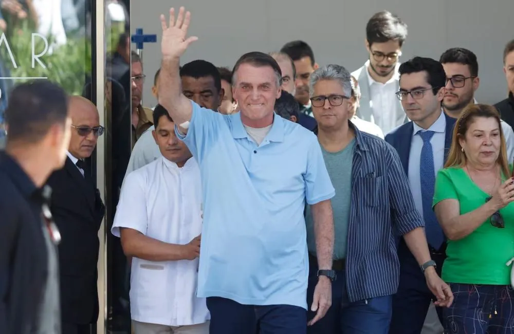 Bolsonaro recebe alta após 21 dias internado por cirurgia intestinal