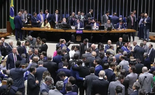 Câmara aprova aumento no número de deputados federais a partir de 2027