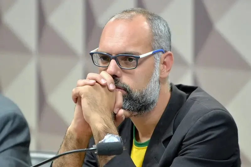 Perseguição desenfreada: Juízes auxiliares de Moraes revelam desejo de 'pegar na marra' jornalista Allan dos Santos