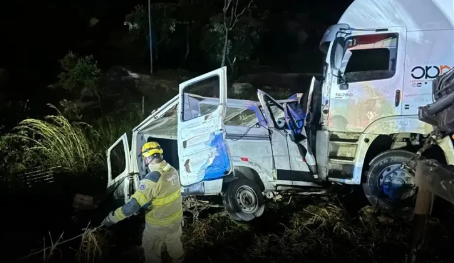 Batida entre carreta e van deixa nove mortos na BR-251
